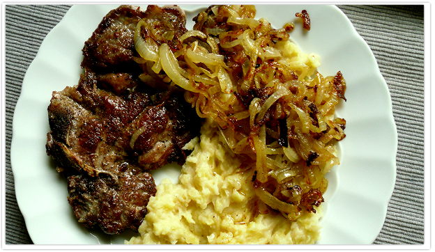 Zwiebel-Kotelett mit Kartoffel-Petersilienwurzel-Brei