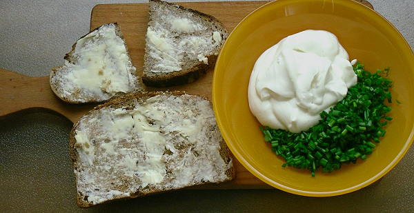 Klassisches Abendessen: Butterbrot mit Quark und Schnittlauch ...