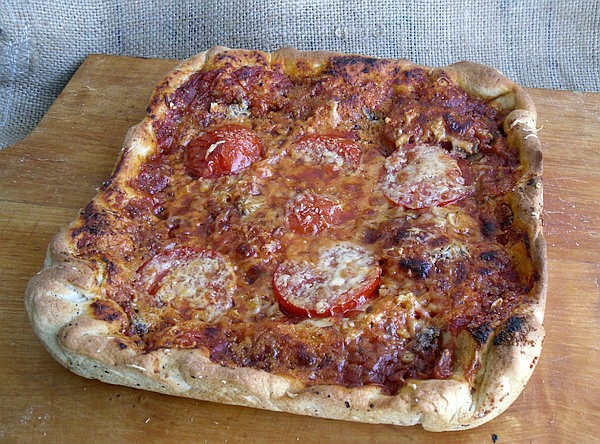 "Rustikale Pizza" mit Teig aus "Mehl für Pizza" und Dinkelmehl, Tomatensauce, Tomatenscheibe, Gewürzen unde Käse