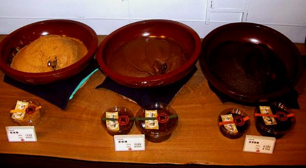 800px-Miso_paste_by_wilbanks_in_Nishiki_Ichiba,_Kyoto